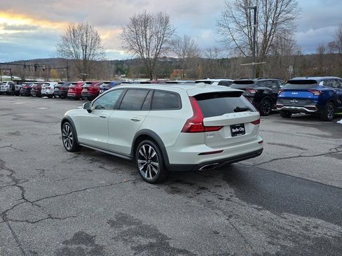 Used 2020 Volvo V60 T5 Cross Country image 6