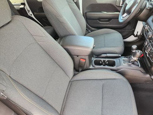 Used 2025 Jeep Wrangler Sahara image 23