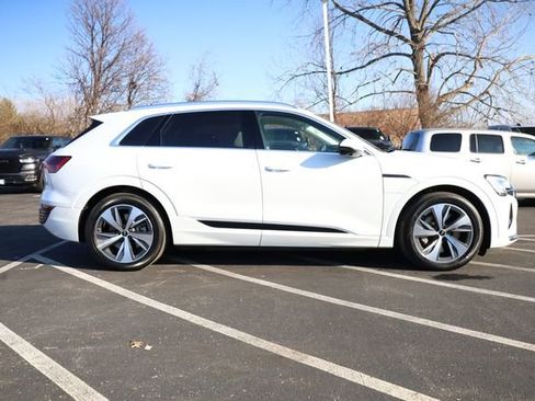 Used 2024 Audi Q8 e-tron Premium Plus w/ Premium Plus Package image 4