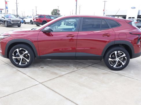 Used 2024 Chevrolet Trax RS FWD image 8