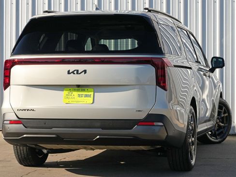 Used 2025 Kia Carnival SX w/ SX Dark Edition Package image 5
