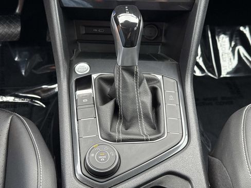Used 2022 Volkswagen Tiguan SE image 6