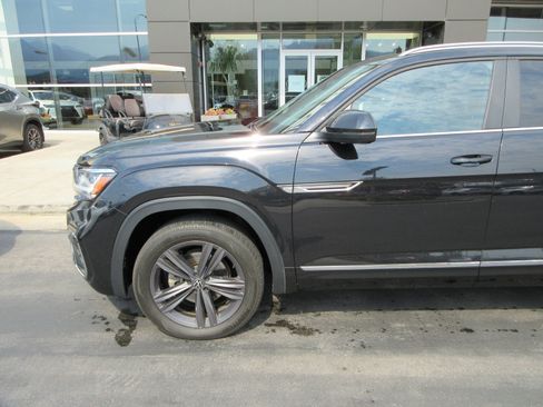 Used 2020 Volkswagen Atlas Cross Sport SE w/ Towing Package AWD/4WD image 2