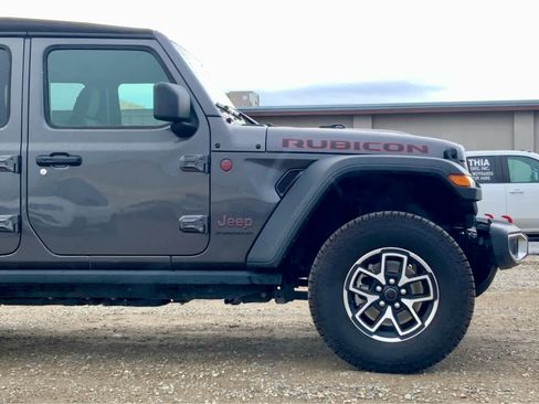 Used 2024 Jeep Wrangler Unlimited Rubicon w/ Convenience Group AWD/4WD image 10