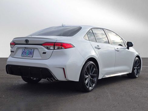 Used 2025 Toyota Corolla SE image 3