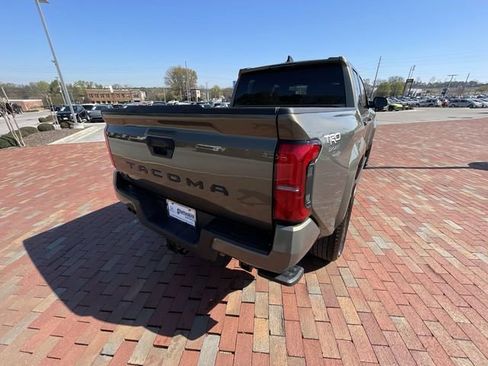 Used 2025 Toyota Tacoma TRD Sport AWD/4WD image 33