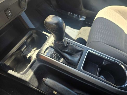 Used 2017 Toyota Tacoma SR5 AWD/4WD image 25