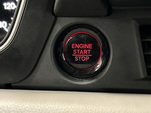 Used 2024 Honda Pilot Touring image 23