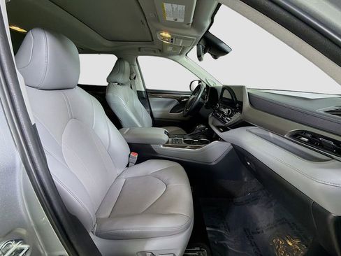 Used 2023 Toyota Highlander Limited image 32