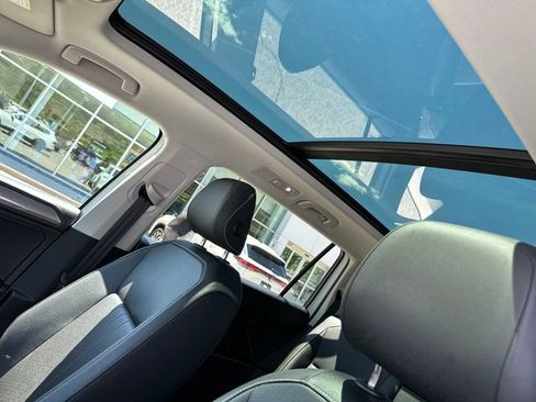 Certified 2023 Volkswagen Tiguan SE w/ Panoramic Sunroof Package AWD/4WD image 29