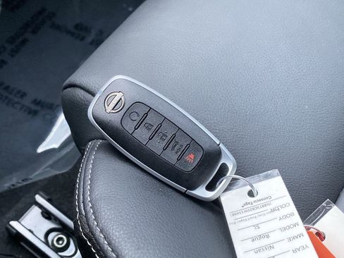 Used 2025 Nissan Rogue SL w/ SL Premium Package image 28