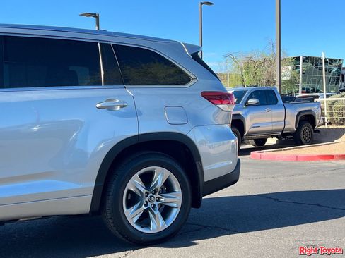 Used 2019 Toyota Highlander Limited w/ Carpet Mat Package (TMS) AWD/4WD image 10