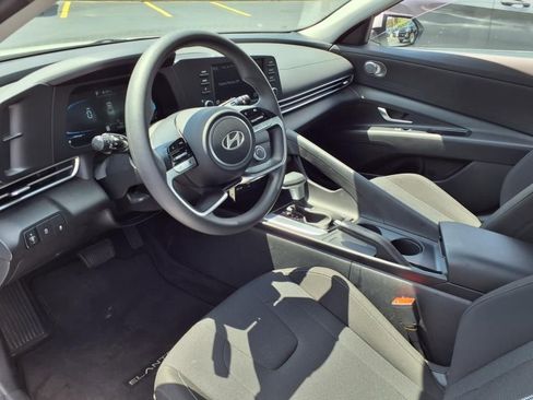 Used 2025 Hyundai Elantra SE image 10