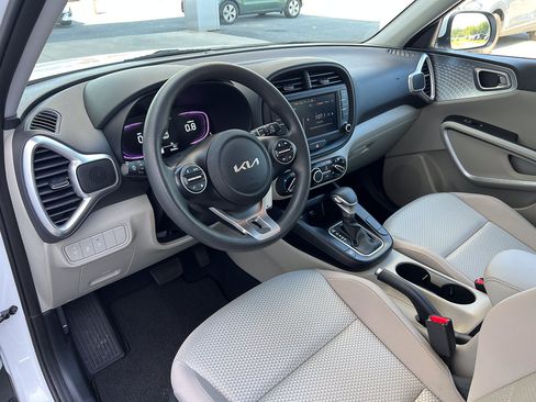 Used 2025 Kia Soul LX w/ LX Technology Package FWD image 14
