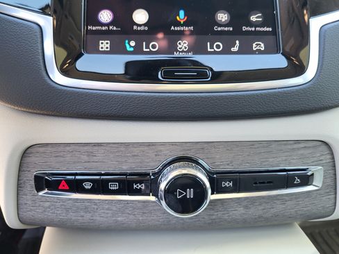 Certified 2024 Volvo XC90 T8 Ultimate w/ Lounge Package AWD/4WD image 16