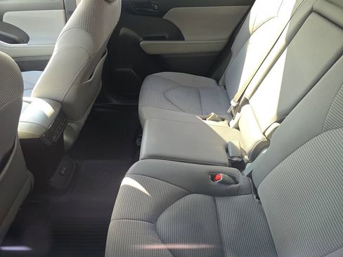 Used 2023 Toyota Highlander LE FWD image 14
