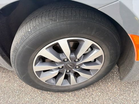 Used 2023 Chrysler Pacifica Touring-L image 5