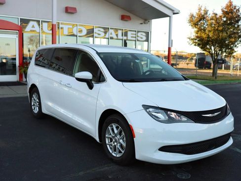 Used 2022 Chrysler Voyager LX image 3