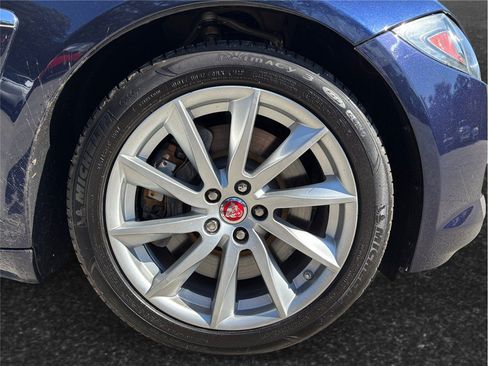 Used 2015 Jaguar XF Premium RWD image 13