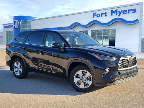 Used 2023 Toyota Highlander LE image 1