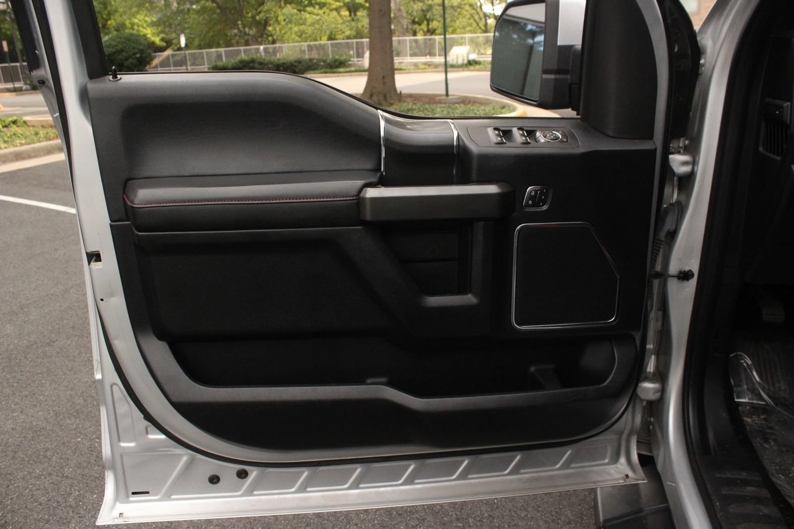 Used 2017 Ford F150 Lariat w/ Equipment Group 502A Luxury AWD/4WD image 15