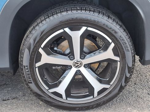 Used 2025 Volkswagen Tiguan SE image 27