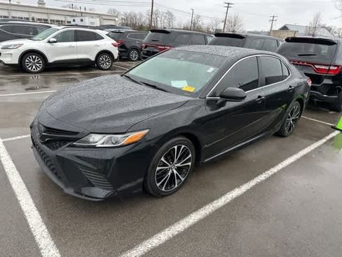 Used 2020 Toyota Camry SE image 2