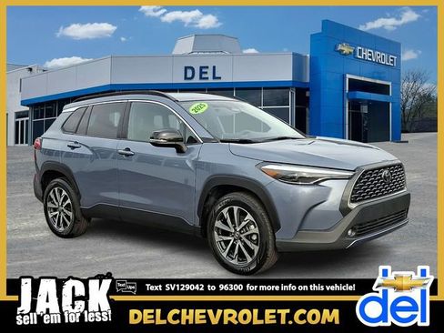 Used 2025 Toyota Corolla Cross XLE FWD image 1