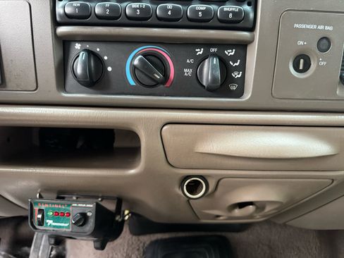 Used 2000 Ford F350 XLT image 25