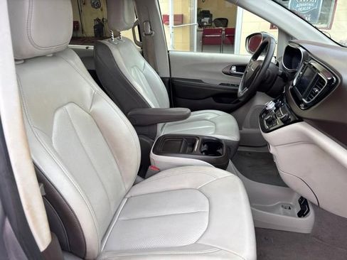 Used 2020 Chrysler Voyager Lxi FWD image 19