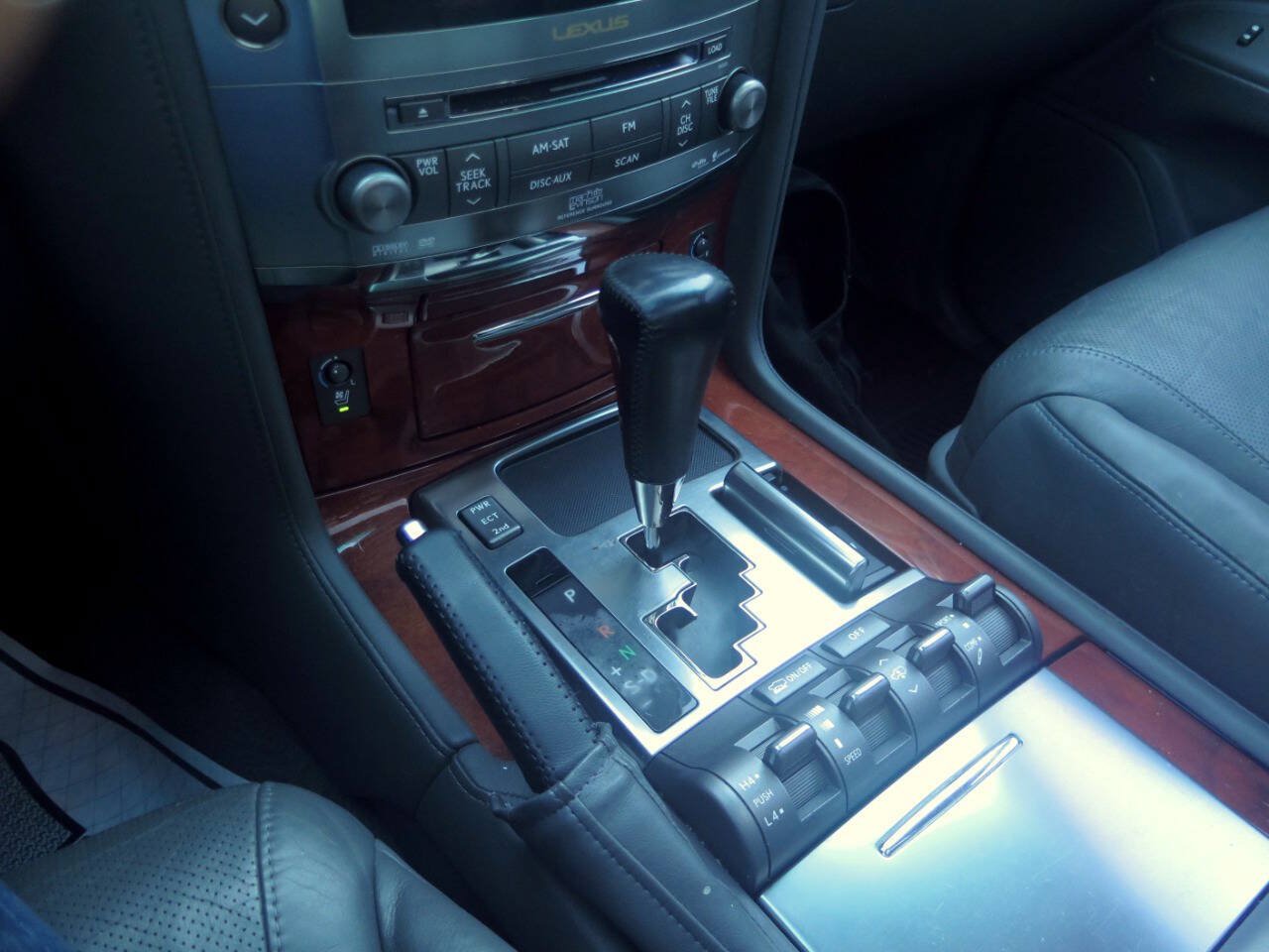 Used 2008 Lexus LX 570 4WD w/ Technology Pkg image 9