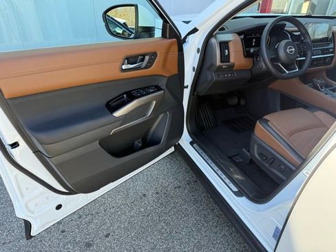 Certified 2025 Nissan Pathfinder Platinum w/ Cargo Package image 15