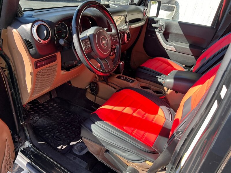 Used 2012 Jeep Wrangler Unlimited Rubicon w/ Connectivity Group AWD/4WD image 12