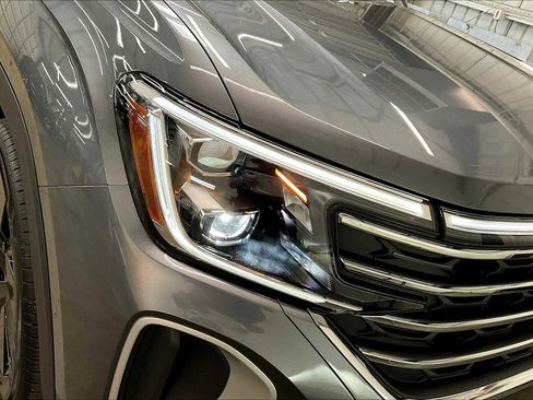 New 2025 Volkswagen Atlas SE image 31