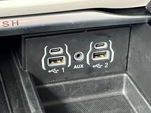 Used 2024 Chrysler Pacifica Limited FWD image 31