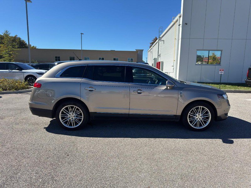 Used 2019 Lincoln MKT AWD image 4