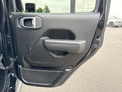 Used 2025 Jeep Wrangler Unlimited Rubicon AWD/4WD image 16
