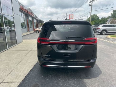Used 2022 Chrysler Pacifica Touring FWD image 4
