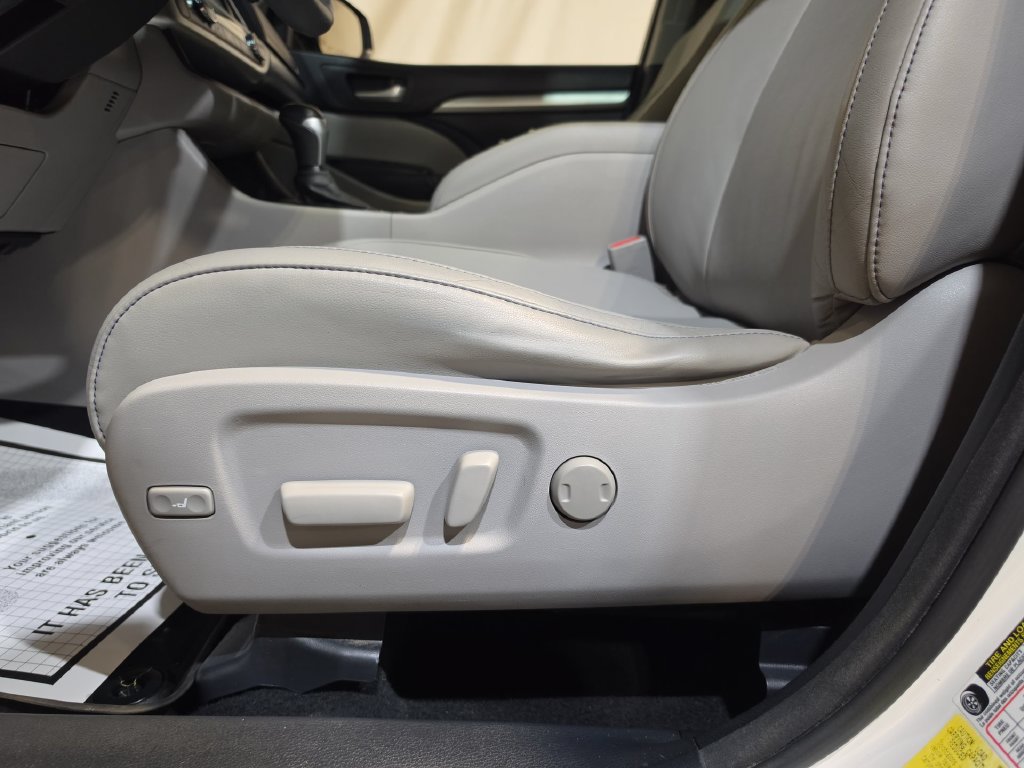 Used 2015 Toyota Highlander XLE AWD/4WD image 14