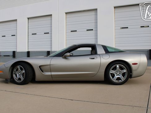 Used 1998 Chevrolet Corvette Coupe w/ Performance Handling Pkg image 7