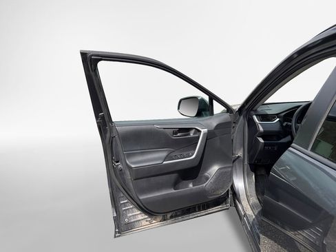 Used 2021 Toyota RAV4 LE image 14