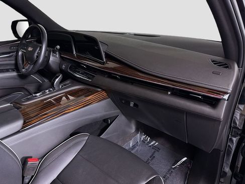 Used 2022 Cadillac Escalade Premium Luxury image 32