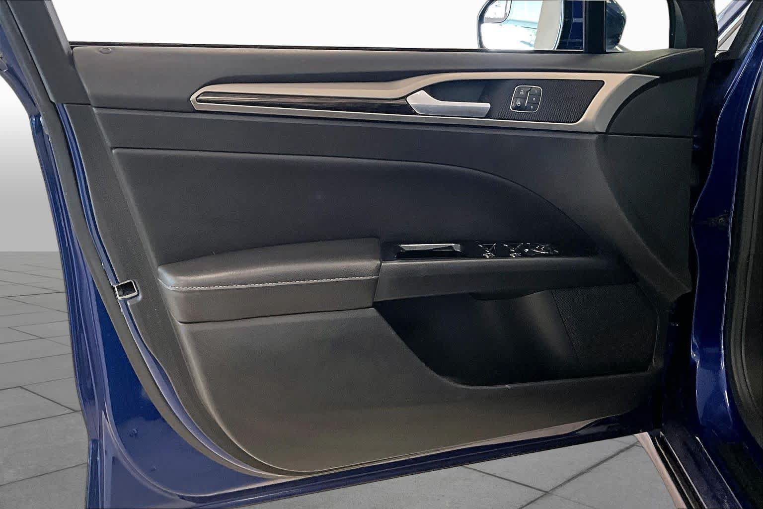 Used 2014 Ford Fusion SE w/ Equipment Group 202A FWD image 19