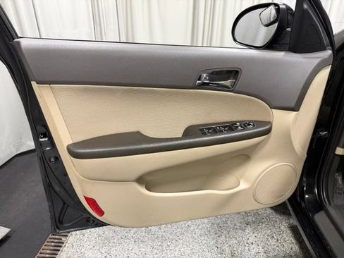 Used 2010 Hyundai Elantra SE FWD image 18