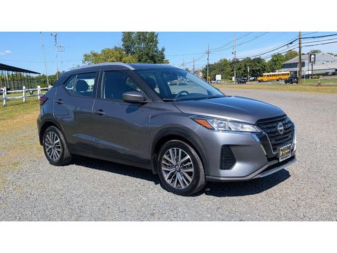 Used 2023 Nissan Kicks SV image 3