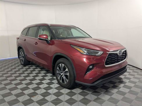 Used 2023 Toyota Highlander XLE FWD image 3