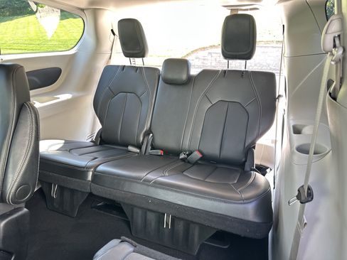Used 2024 Chrysler Pacifica Touring-L FWD image 33