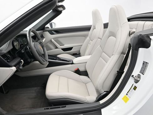 Used 2024 Porsche 911 Carrera image 5