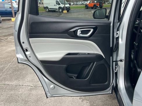 Used 2024 Jeep Compass Limited image 10