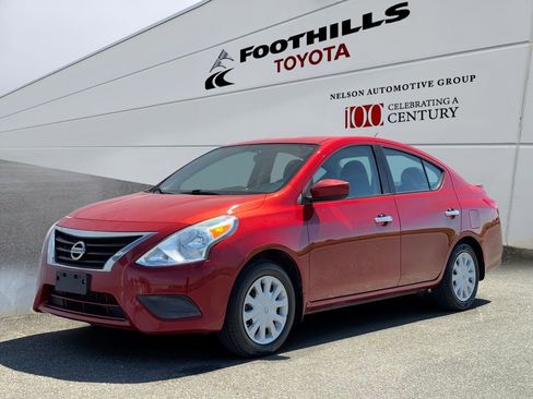 Used 2015 Nissan Versa SV FWD image 3